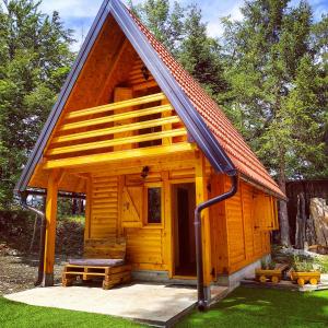 佩鲁恰茨Dren Chalet Lux - Banjska stena的小型小木屋,设有倾斜的屋顶