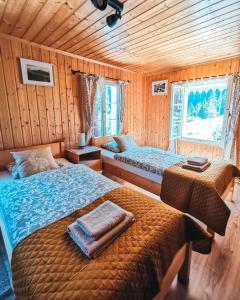 MeienGästehaus Alpenglühn的一间卧室设有两张床和窗户。