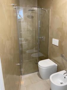 圣玛丽亚巴格诺Residence Valentina - Apartment Laura int 9的带淋浴、卫生间和盥洗盆的浴室