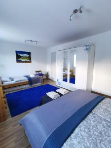 安德马特4P Apartment的一间卧室配有蓝色的床和镜子