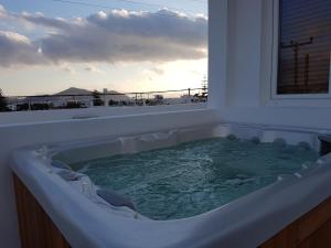 纳克索乔拉Polis of Naxos Boutique Hotel的海景浴缸