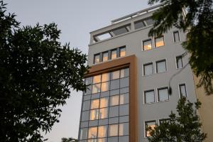 雅典The Convo Syngrou Apartments的办公室大楼的灯