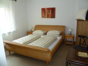 约阿希姆斯塔尔Fahrradpension-Joachimsthal的一间卧室配有带2个枕头的柳条床