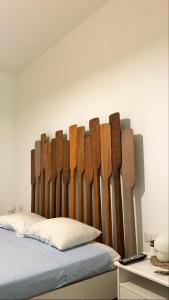 莫尔费塔SUD 47的一张位于房间的床的木制床头板