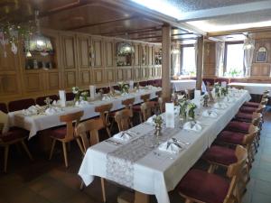希斯利兹Hotel Gasthof Krapp的一间设有白色桌椅的用餐室