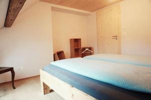 阿彭策尔NEU renoviert - Bitzi Appenzell – Mit Aussicht的卧室配有床、桌子和门