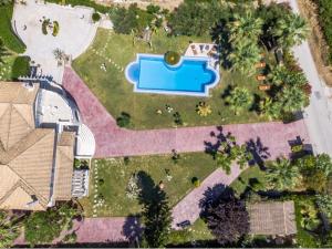 扎金索斯镇Rodami Artisan Manor的享有庭院的空中景致,设有游泳池