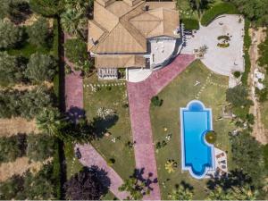 扎金索斯镇Rodami Artisan Manor的享有带游泳池的房屋的空中景致