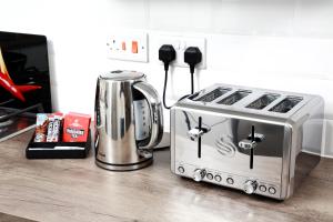 伯明翰Gadslodge的厨房柜台上的烤面包机和咖啡壶