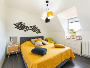 图克Elegant holiday home with fenced garden的一间卧室配有黄色的床和黄色的毯子