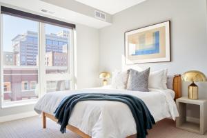 明尼阿波利斯Sonder at Vicinity的白色的卧室设有床和大窗户