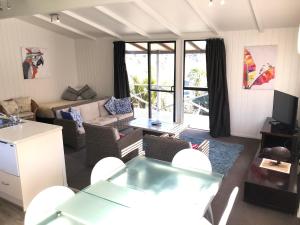 Ostend怀赫科岛汽车旅馆的客厅配有沙发和桌子