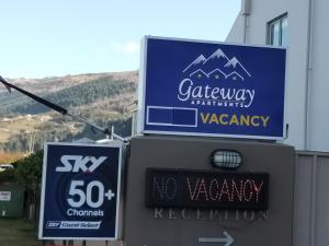 皇后镇Queenstown Gateway Apartments的带有空缺标志的卡加里防暴药房标志