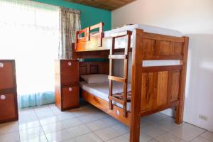 圣拉蒙Hostel Bouganvilia Bed and Breakfast的一间卧室配有双层床。