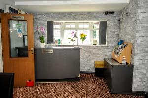 德比马里兰酒店的厨房设有水槽和窗户。