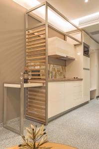 托罗尼Eco Green Residences & Suites的开放式厨房配有白色橱柜和桌子