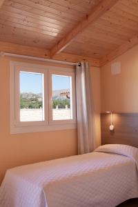 拉卡布雷拉Hostal La Posada de Mari的一间卧室设有一张床和一个窗口