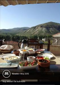 于尔居普蒙特卡帕石窑酒店的一张餐桌,装满食物,享有山景