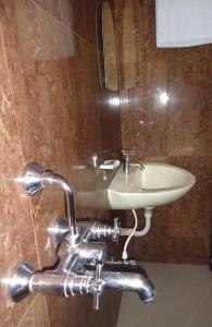 加尔各答Hotel Avisha的一间带水槽和镜子的浴室