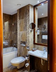 波亚纳布拉索夫Poiana Brasov Alpin Resort Apartment的浴室配有卫生间、盥洗盆和浴缸。