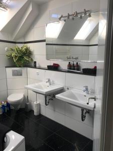 TönisvorstApartment mit Parkblick的一间带两个盥洗盆和卫生间的浴室