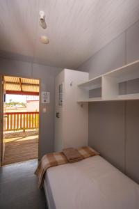 朗里奇STORK RD BUDGET ROOMS - PRIVATE ROOMS WITH SHARED BATHROOMS access to POOL的一间卧室设有一张床和一个阳台