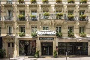 巴黎香榭丽舍雷格西亚酒店的一座拥有许多窗户和花盆的大建筑