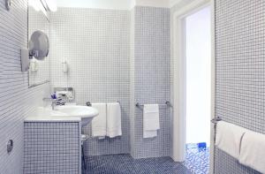 索伦托帕克德普林西比酒店的白色的浴室设有水槽和淋浴。