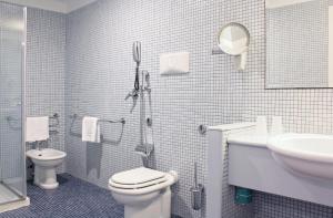 索伦托帕克德普林西比酒店的带淋浴、卫生间和盥洗盆的浴室