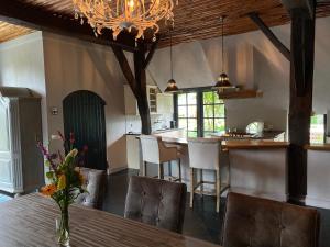 巴讷费尔德Hofstede "Den Hul"- Riant & Authentiek verblijf的一间带桌椅的厨房和一间用餐室