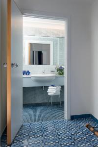 索伦托帕克德普林西比酒店的带浴缸、水槽和镜子的浴室