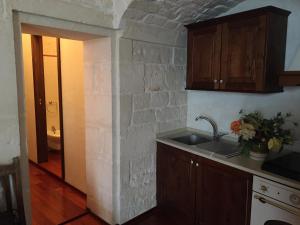 马丁纳弗兰卡B&B San Martino的厨房设有水槽和砖墙
