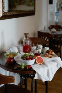 罗马拉基然多拉住宿加早餐酒店的桌子上摆放着食物和水果的桌子
