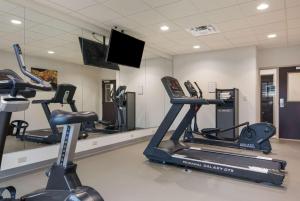 CamdenMainStay Suites East Camden的健身房设有数台跑步机和平面电视