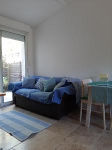 蒙彼利埃Studio Indépendant Millénaire的客厅配有一张蓝色的沙发,配有一张桌子