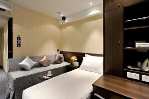 香港名乐居 With The Star的一间卧室配有两张带枕头的床