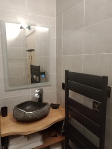 圣米舍德谢洛appartement montagne- le petit Chaillol的浴室设有黑色水槽和镜子