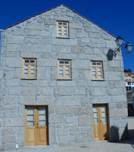 萨布盖鲁Casa da Moreia的一座石头建筑,设有棕色的门窗
