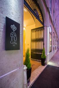 里斯本葡萄牙精品酒店的建筑边有盆栽植物的标志