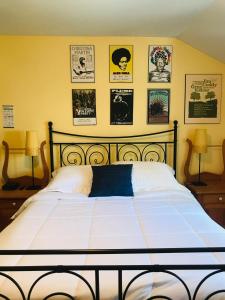 韦克菲尔德Auberge De Mon Petit Chum B&B的卧室配有一张带海报的墙壁床。