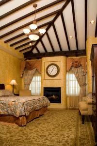 费城费城宾夕法尼亚美景酒店的卧室配有一张床,墙上挂着一个钟