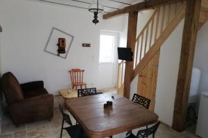 纽维尔-叙尔伊莱特La maison du colombophile的客厅配有木桌和沙发