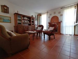 维贡扎Villa Giuliana的客厅配有沙发、椅子和桌子