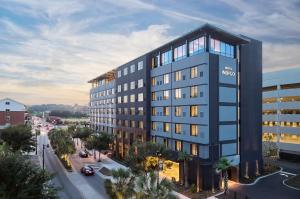 塔拉哈西Hotel Indigo Tallahassee - Collegetown, an IHG Hotel的街道上的建筑物的 ⁇ 染