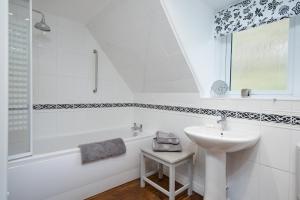 霍伊克Willowherb and Foxglove Cottages Hawick的白色的浴室设有水槽和浴缸。