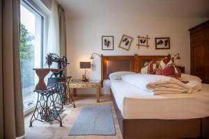圣维吉利奥Hotel Al Plan Dolomites的一间卧室设有一张床和一个窗口