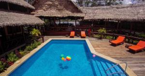 Francisco de Orellana亚马逊河埃利孔旅舍的度假村内带椅子和球的游泳池