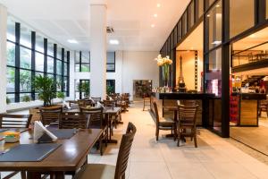 Mercure Salvador Boulevard Hotel餐厅或其他用餐的地方