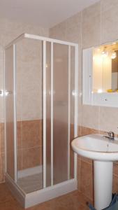 蓬塔德尔加达Duplex Oceanos的带淋浴和盥洗盆的浴室