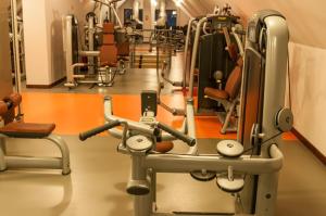 德沃尔克莱索围酒店的健身中心和/或健身设施